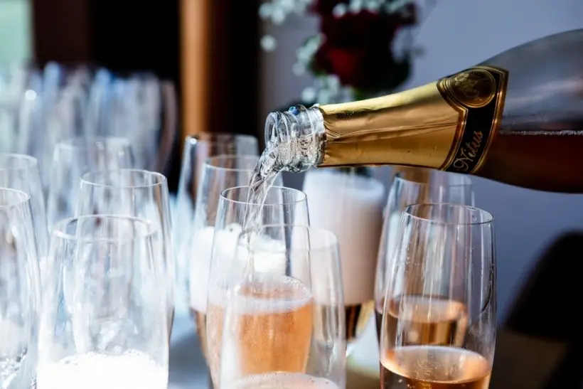 Sekt einschenken 1000x667px